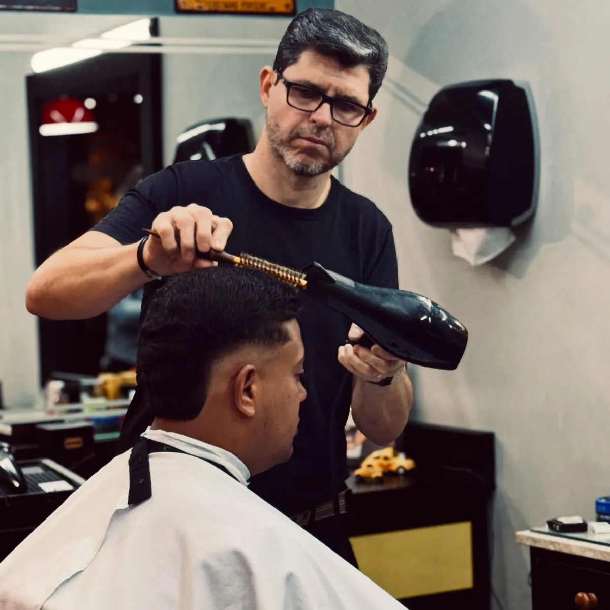 Barbeiro atendendo cliente na barbearia