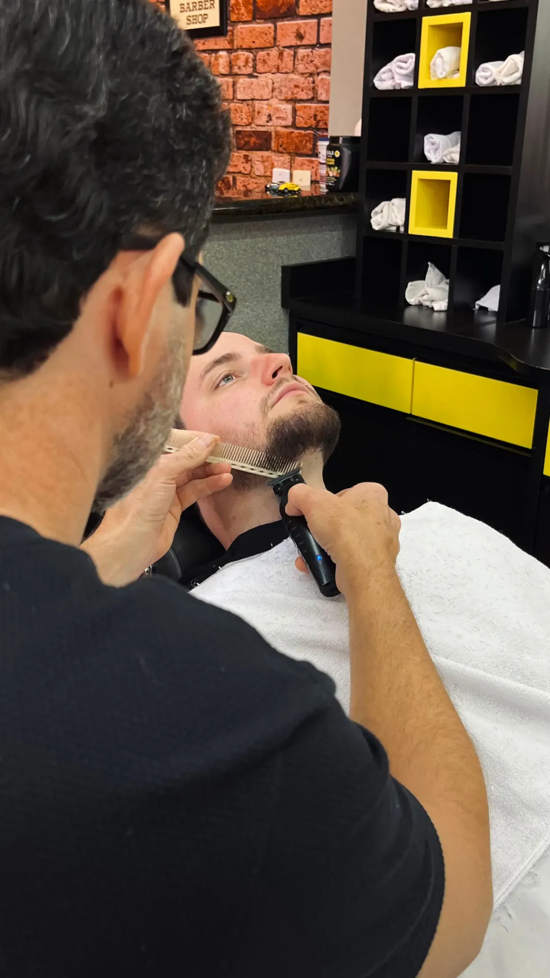 Acabamento preciso de barba na barbearia