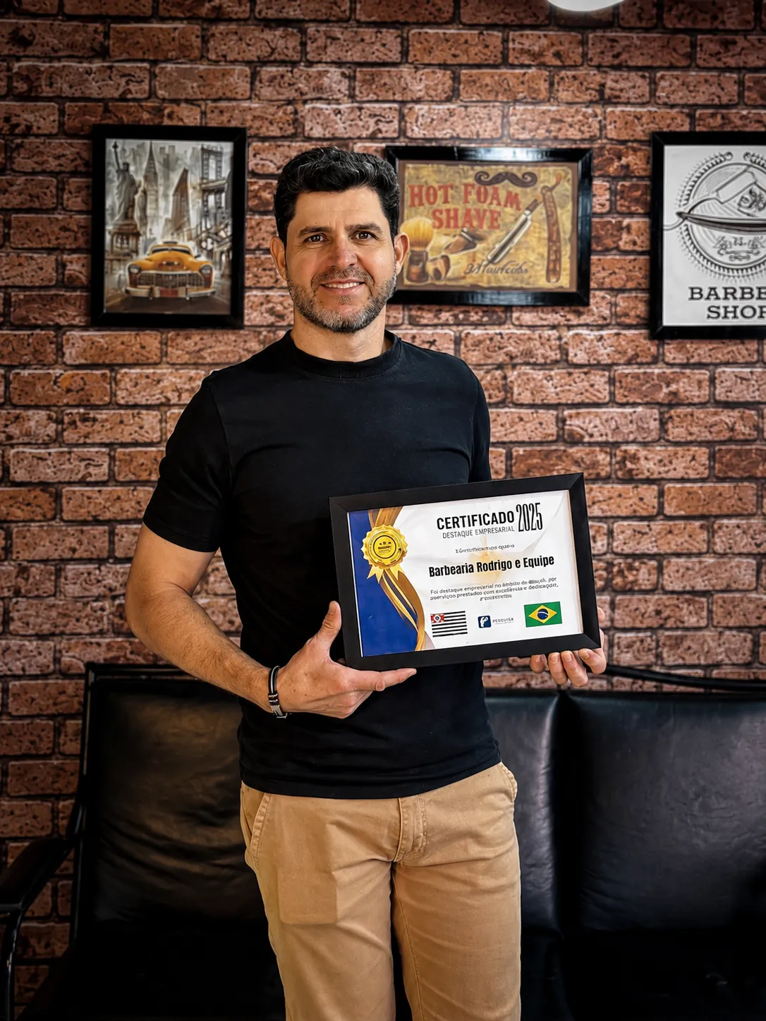 Rodrigo com o certificado de destaque empresarial