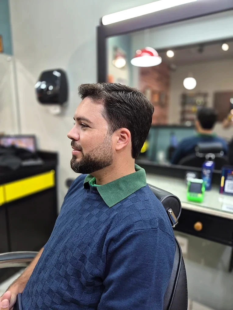 Cliente de perfil com corte social finalizado